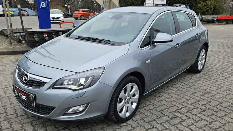 mazowieckie Opel Astra cena 33000 przebieg: 110883, rok produkcji 2012 z Darłowo